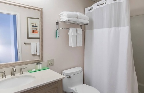 Silver Beach Hotel | Bask in Sunlight on Wood Neck Beach! 2 Spacious Units, Free Parking!