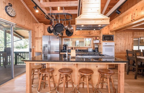 Bass Lake Cabin | Bass Lake luxury cabin with lake views & boat slip