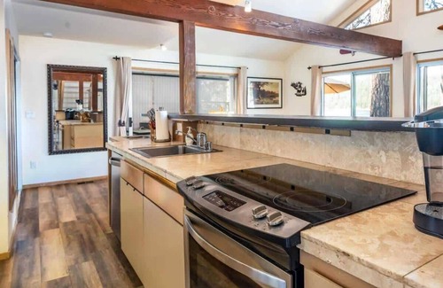 Bass Lake House | Bass Lake Yosemite Cabin with Private Boat Dock