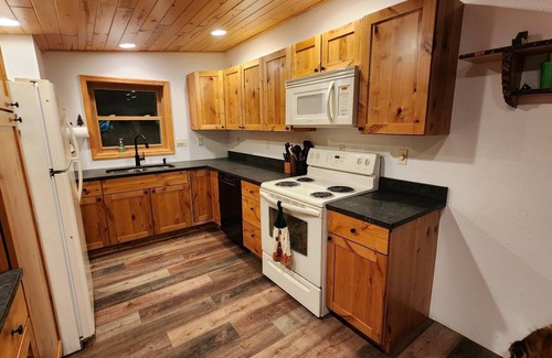 Eagle River Cabin | Bass Lk~Sand Beach~1.68Wooded Acres~Sleeps 6-8~1.5 Bath