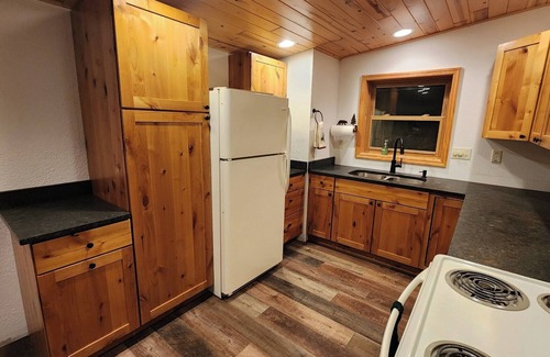 Eagle River Cabin | Bass Lk~Sand Beach~1.68Wooded Acres~Sleeps 6-8~1.5 Bath