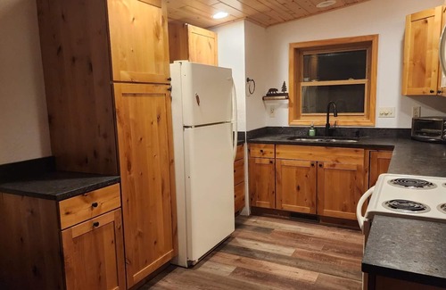 Eagle River Cabin | Bass Lk~Sand Beach~1.68Wooded Acres~Sleeps 6-8~1.5 Bath