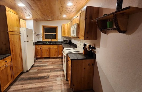 Eagle River Cabin | Bass Lk~Sand Beach~1.68Wooded Acres~Sleeps 6-8~1.5 Bath