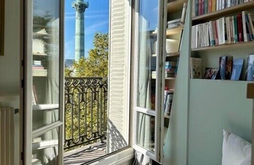 Bercy Apartment | Bastille/Marais apartment with long balcony & AC