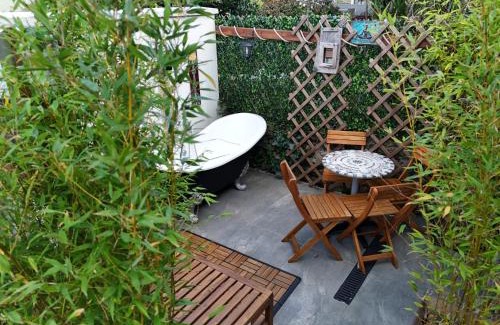 Newcastle House | Bath Lane Cottages & Sauna Garden