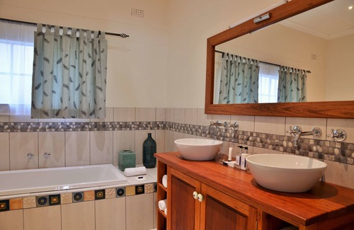 Victoria Falls Cabin | Batonka Guest Lodge