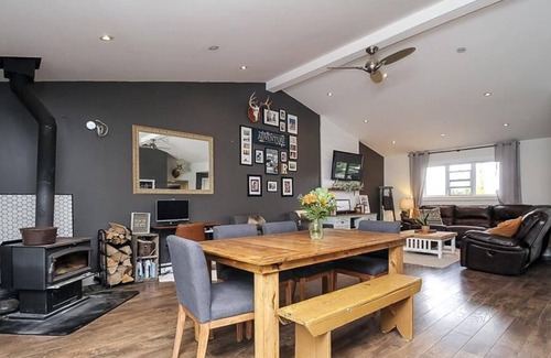 Nottawa Ski Chalet | Batteaux Chalet + Pool + Blue Mountain