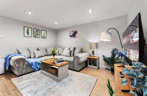 Shaftesbury Apartment | Battersea Central London Access , Mini Bar , AC