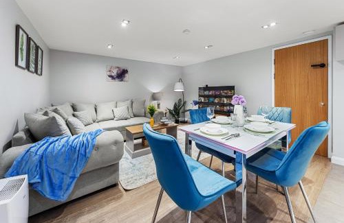 Shaftesbury Apartment | Battersea Central London Access , Mini Bar , AC