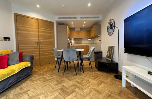 Queenstown Apartment | Battersea Power Station 2Bed 2Bath, Riverside Balcony Terrace, AC, 1000MB internet speed
