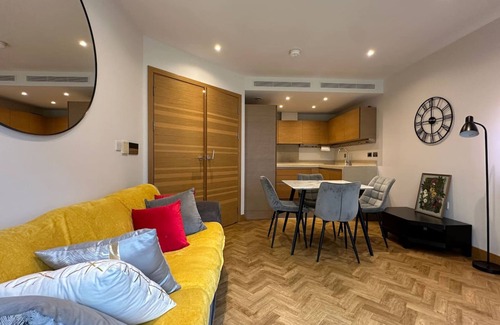 Queenstown Apartment | Battersea Power Station 2Bed 2Bath, Riverside Balcony Terrace, AC, 1000MB internet speed
