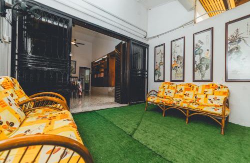 Batu Pahat Villa | Batu Pahat w Pool table & Karaoke Villa 4BR16pax by Our Stay