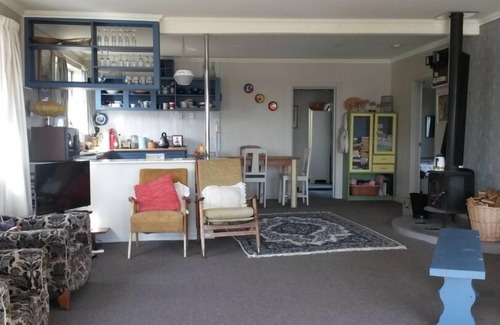 Riverton House | Bay Beauty - walk to the pub - no 'additional guest' charges