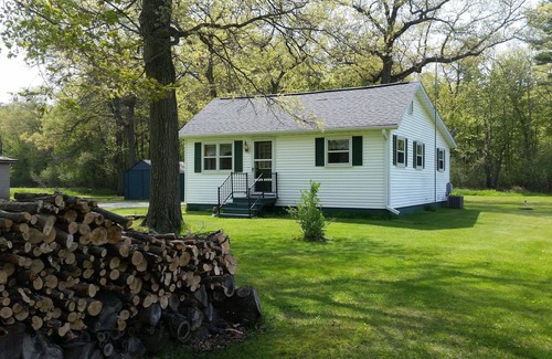 Oconto Cottage | Bay Breeze Cottage - 4 Season Fully Outfitted Vacation Getaway!