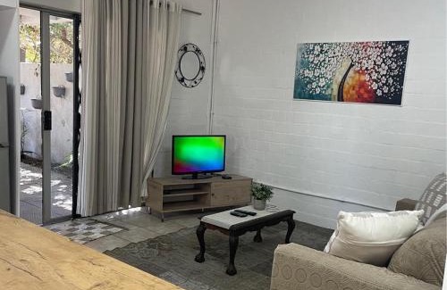 Gordons Bay Central House | Bay Breeze Guesthouse Selfcatering