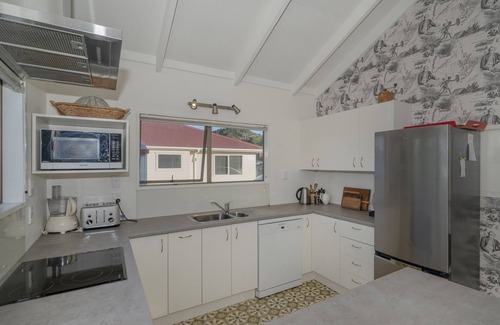 Cooks Beach House | Bay Coast Happy Place - Cooks Beach Holiday Home