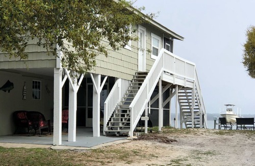 Alligator Point House | Bay Front-Private Dock-Spectacular Sunrises and Sunsets (Sleeps 6)