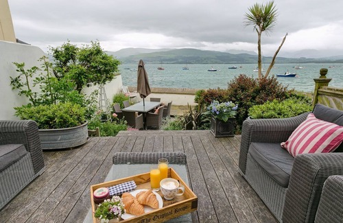 Beaumaris Apartment | Bay House - a coastal that sleeps 12 guests in 6 bedrooms