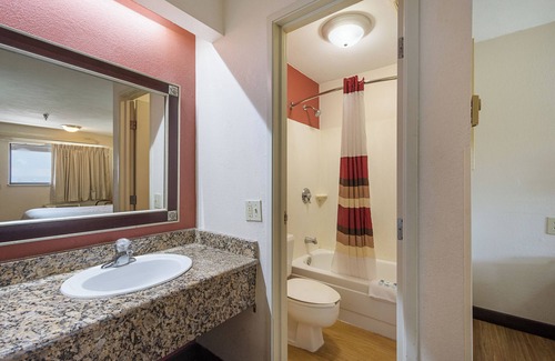 Bearss Plaza Hotel | BAY INN