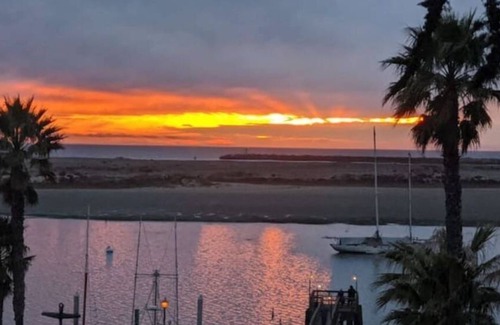 Morro Bay Apartment | BAY/OCEAN VIEWS-WALK TO ALL! Midship Quarters - 500 sq ft-Queen bed, full bath!