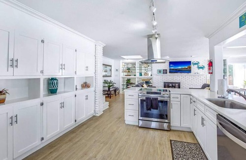 Woodlawn House | Bay Shore - Pool, Bay Access, Boat Rental