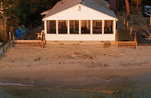 Point Lookout Cottage | 𝑩𝑨𝒀 𝑺𝑰𝑫𝑬 𝑹𝑬𝑻𝑹𝑬𝑨𝑻 𝐇𝐀𝐘𝐒 𝐁𝐄𝐀𝐂𝐇 step of your porch into the sand 𝐂𝐇𝐄𝐒𝐀𝐏𝐄𝐀𝐊𝐄 𝐁𝐀𝐘