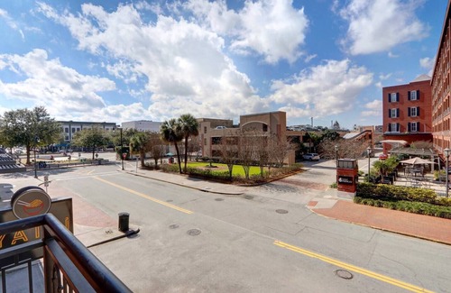 Historic District - North Condo | Bay St Beauty 2 Bedroom Condo in the Heart of SAV