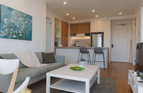 Heidelberg Heights Apartment | Bay St Retreat - 2BR 2Bath Stay