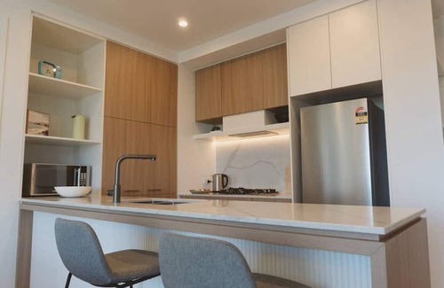 Heidelberg Heights Apartment | Bay St Retreat - 2BR 2Bath Stay