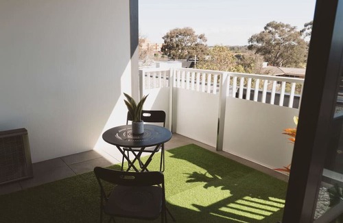 Heidelberg Heights Apartment | Bay St Retreat - 2BR 2Bath Stay