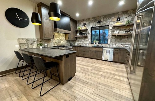 Donnelly Cabin | Bay View Base .