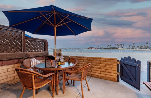 Central Mission Beach House | Bay View Buyout A by AvantStay | Mission Beach Home on the Sand | Sleeps 20