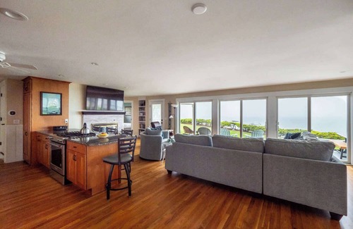 Silver Beach House | Bay Views & Breezes In North Falmouth