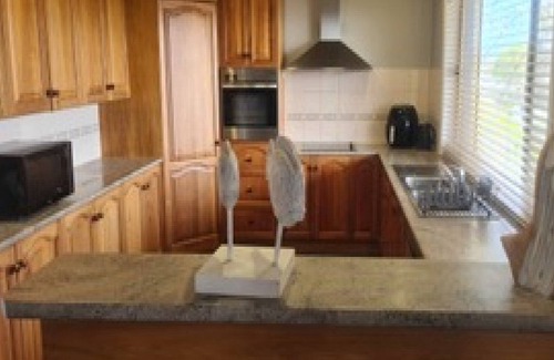 Lake Wangary House | Bay Views - Modern 3 bedroom 2 bathroom brick home, on a quite street