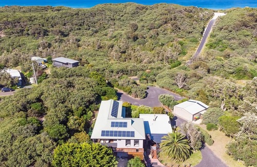 Venus Bay House | Baydreamer Retreat - luxurious home on an acre, only metres from the beach access.