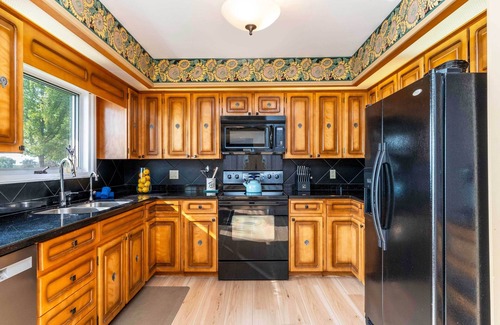 Bayfield Cottage | Bayfield Lakefront Retreat Sunset Hot Tub Sleeps 10