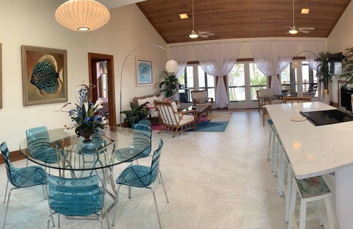Cape Breezes House | Bayfront 6 bedr 4 baths sleeps 13 porches elevator dock ocean 5 min walk