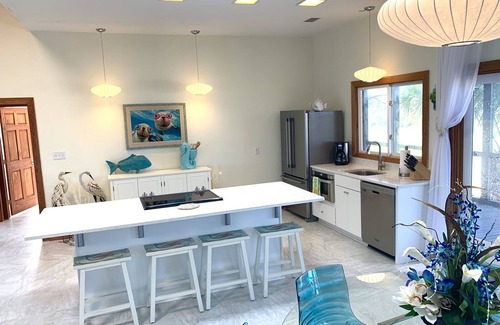 Cape Breezes House | Bayfront 6 bedr 4 baths sleeps 13 porches elevator dock ocean 5 min walk