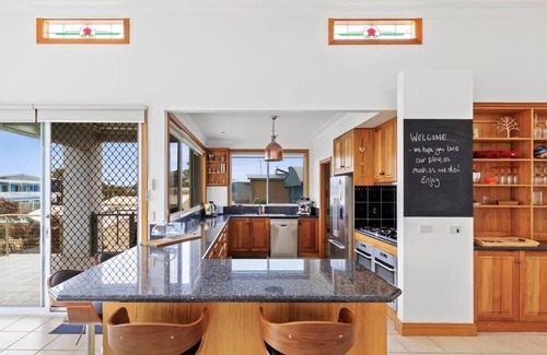 Portarlington House | Bayfront Bliss with Spa, Views and Fire