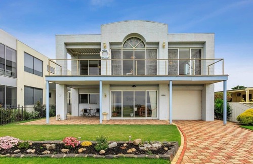 Portarlington House | Bayfront Bliss with Spa, Views and Fire