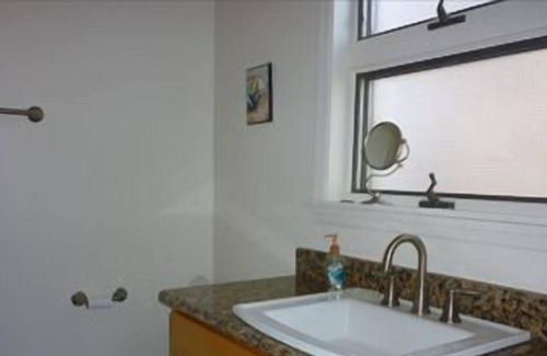 North Beach Haven Apartment | Bayfront classic beach beach house
