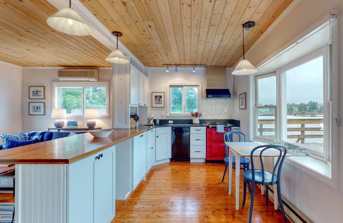 Boothbay Harbor Cottage | Bayfront Cottage on Mill Cove w/Private Dock & Furnished Deck - Walk Downtown