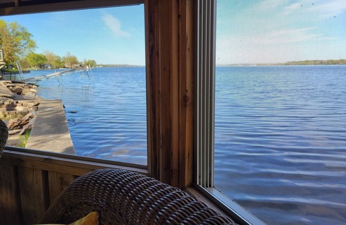 Rossmore House | Bayfront Cottage located on The Bay Of Quinte in Prince Edward County
