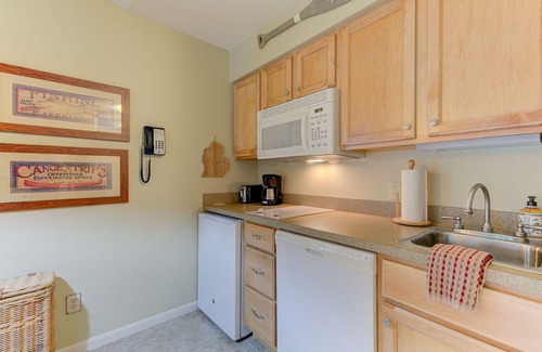 Acme Condo | 🏖️ Bayfront Escape @ The Shores | Traverse Bay Views | Moments to the Beach