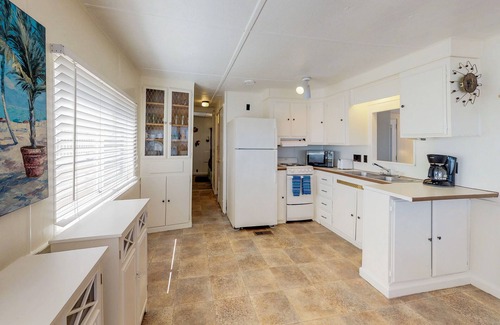 Port Isabel House | Bayfront park model home with deck, pool, hot tub, gym, tennis, & golf