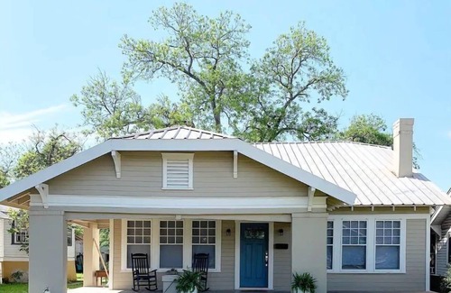Waco House | Baylor Football Season Ready! Take TWO streets to Downtown & Magnolia Silos!