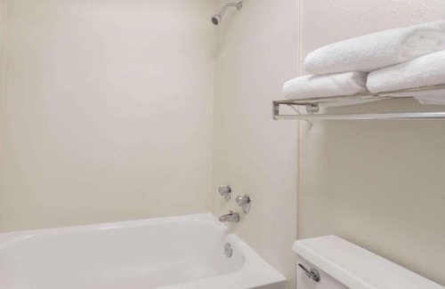 Greenville - Spartanburg Hotel | Baymont by Wyndham Greenville Woodruff Rd