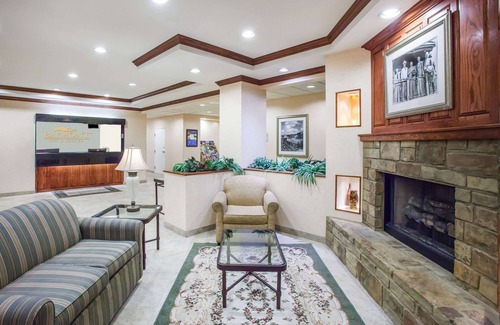 Lake Hamilton Hotel | Baymont by Wyndham Hot Springs On the Lake