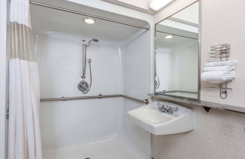Howell Hotel | Baymont by Wyndham Howell/Brighton