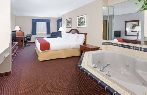 Howell Hotel | Baymont by Wyndham Howell/Brighton